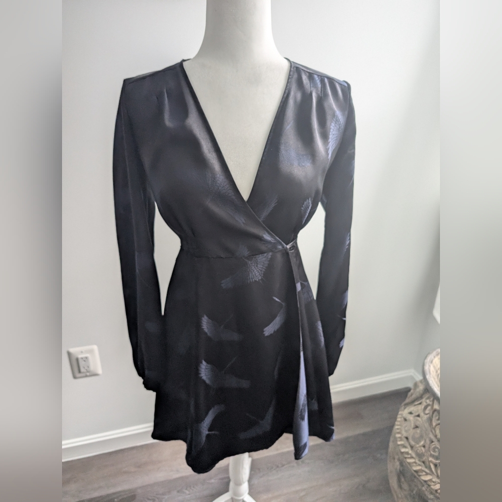 Beautiful Wrap tie Dress. H&M, used. Navy Schimmer effect